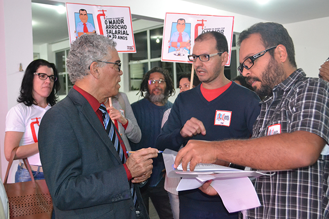 Professores cobram reunião com o governo durante cerimônia de posse da reitoria da Uesb