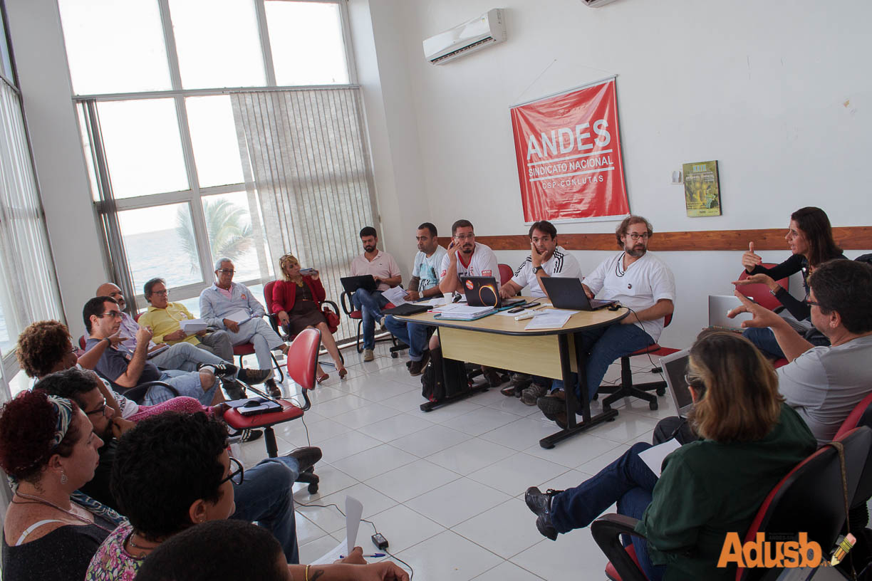 Fórum das ADs protocola contraproposta e reforça os atos de rua
