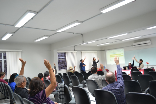 Assembleia da Adusb aprova a construção da greve geral