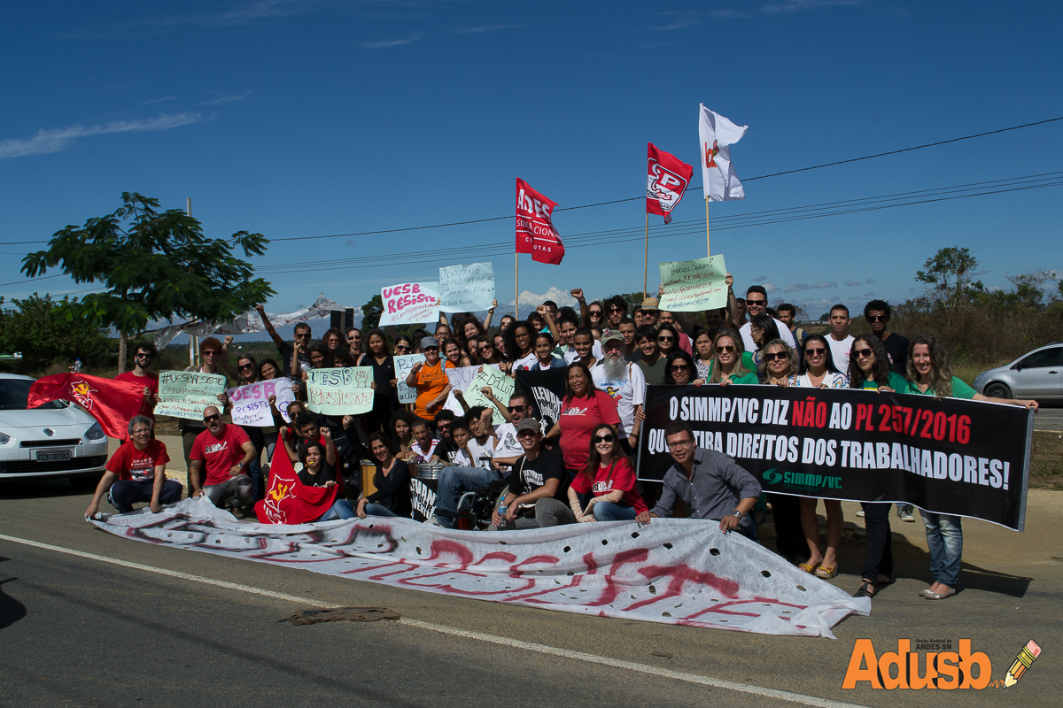 Uesb Resiste fecha acesso da Av. Olívia Flores e denuncia cortes do governo Rui Costa