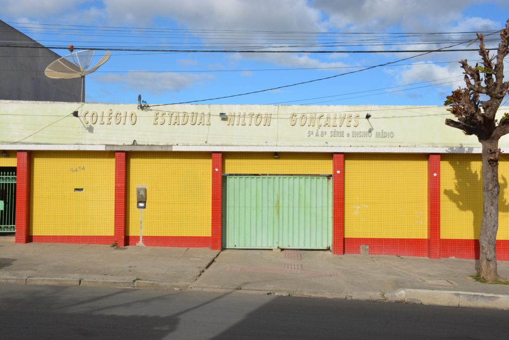 População protesta na quarta-feira (29) contra o fechamento do Colégio Nilton Gonçalves