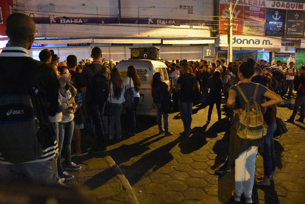 Estudantes fecham terminal e convocam população para novas manifestações
