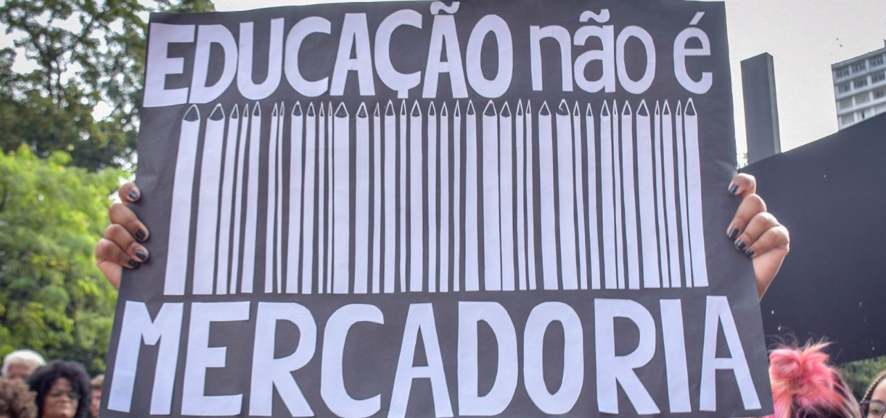 Contratação de docentes via CLT faz parte do projeto de desmonte da Educação