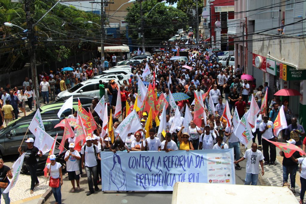Servidores Públicos Baianos realizam atos contra a truculenta aprovação da PEC 159/20