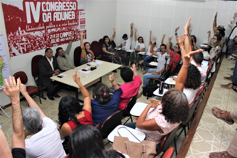Com a pressão do movimento docente, governo da Bahia recua no corte de salários