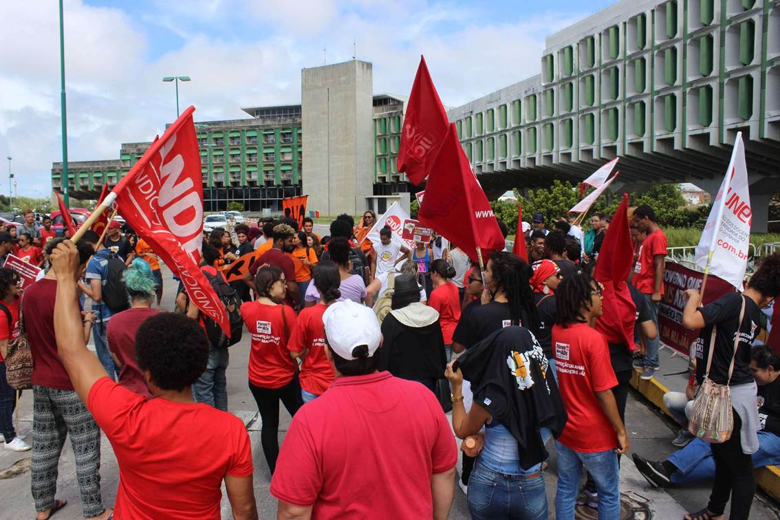PROTESTO NA SEC: GOVERNO RECEBE UNIVERSIDADES ESTADUAIS COM TRUCULÊNCIA E DESRESPEITO