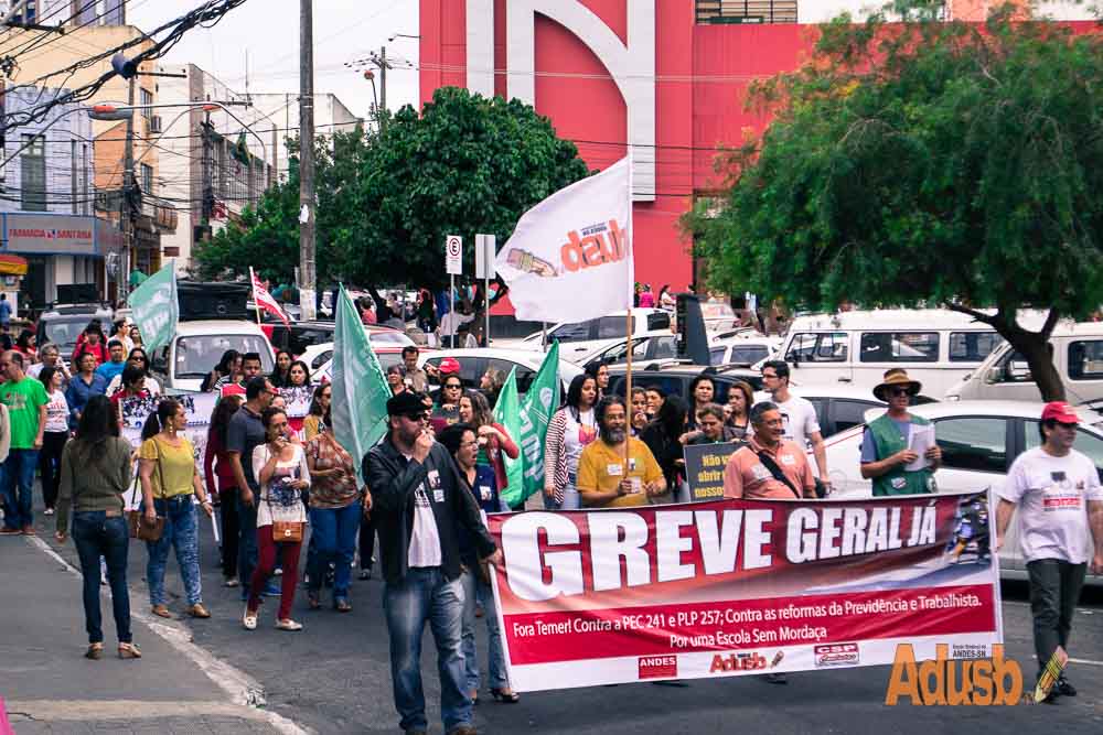 GREVE GERAL: trabalhadores de todo o país foram às ruas na quinta-feira (22)