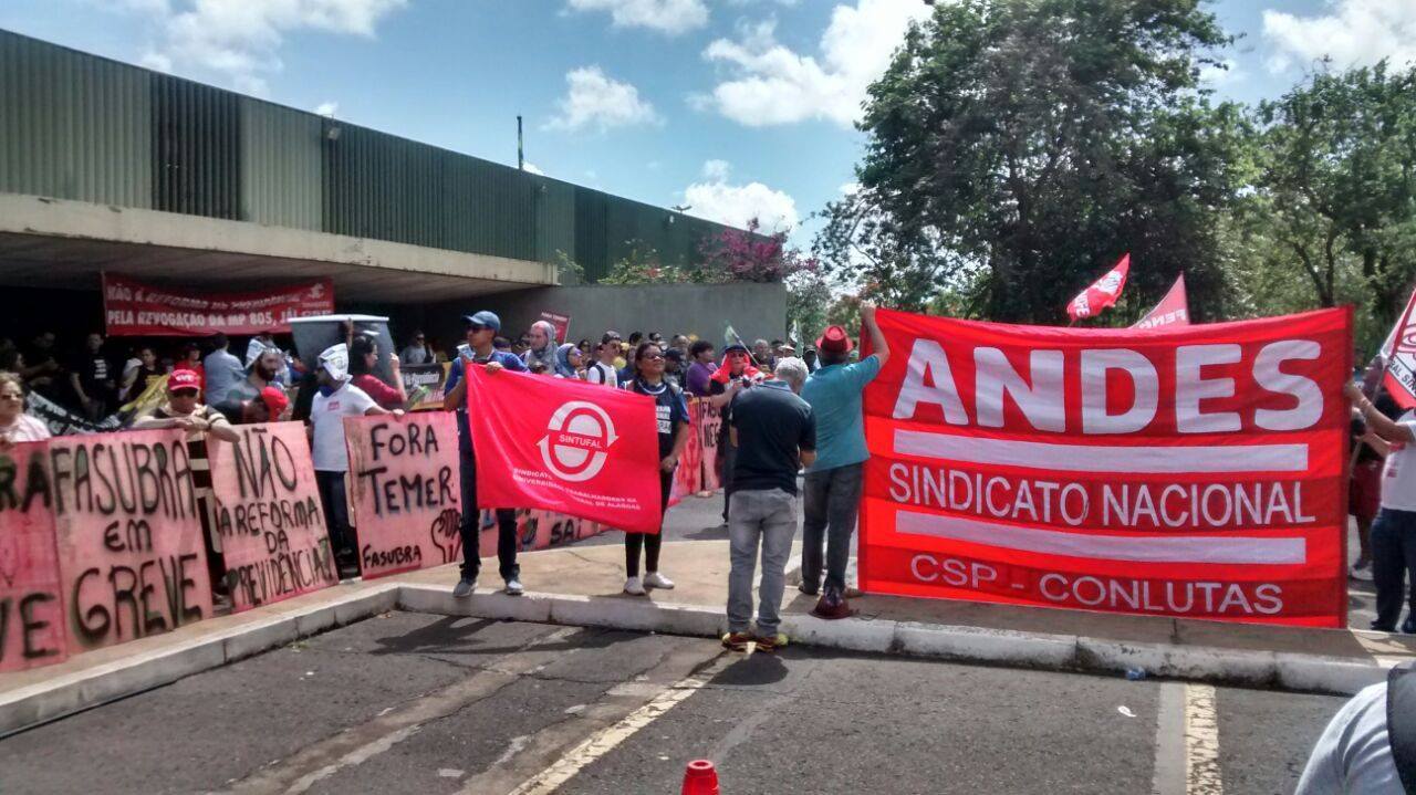 Servidores públicos de todo país ocupam Brasília em esquenta para Greve Geral de 5 de dezembro