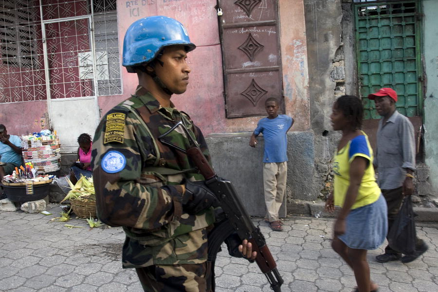 Após 13 anos, tropas da Minustah saem do Haiti, deixando pra trás miséria e violações aos direitos humanos