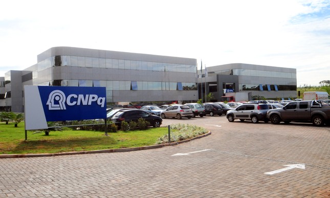 Depois de sofrer redução de 45%, bolsas do CNPq podem ser suspensas