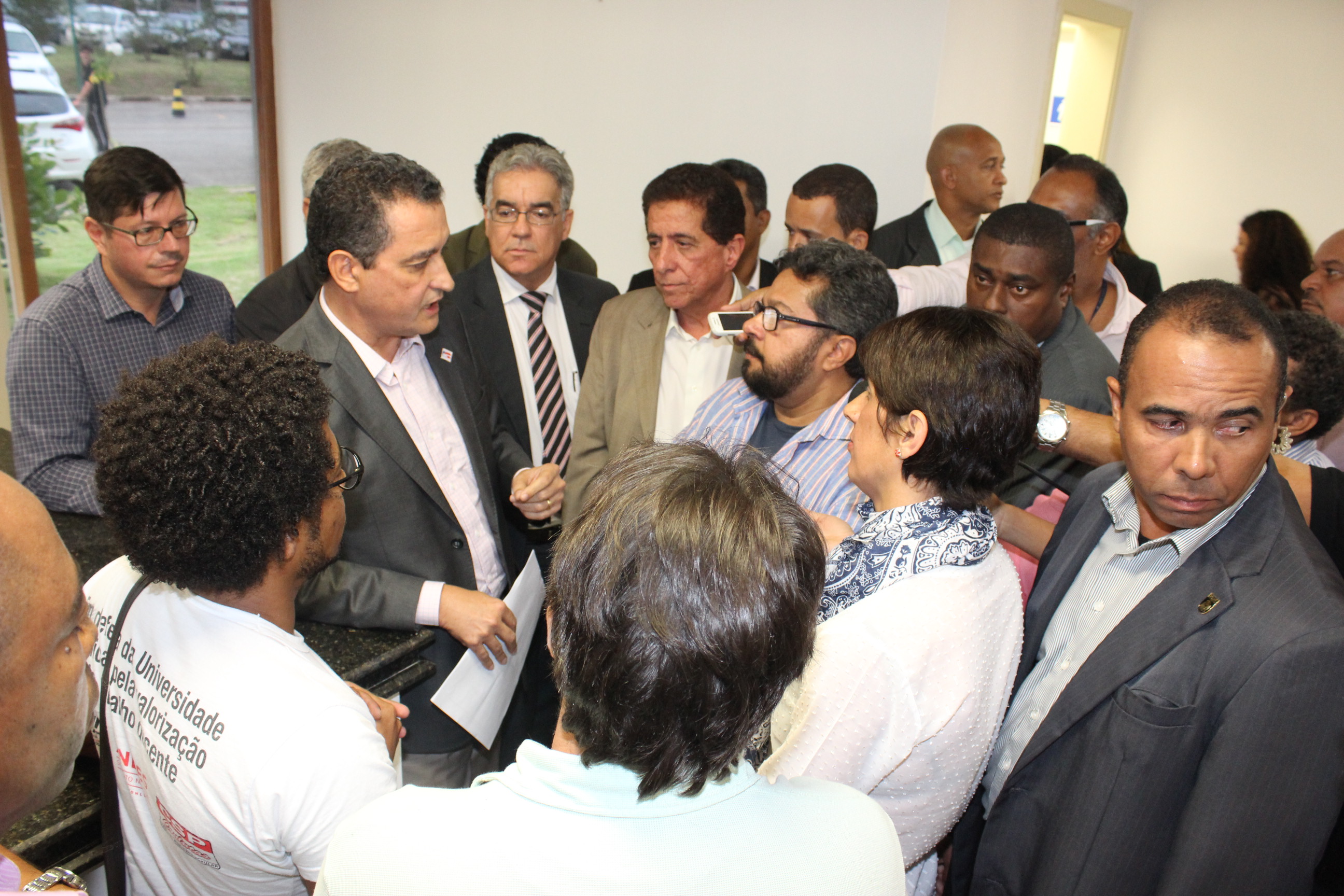 Professores fazem intervenção em cerimônia e cobram do governador Rui Costa soluções