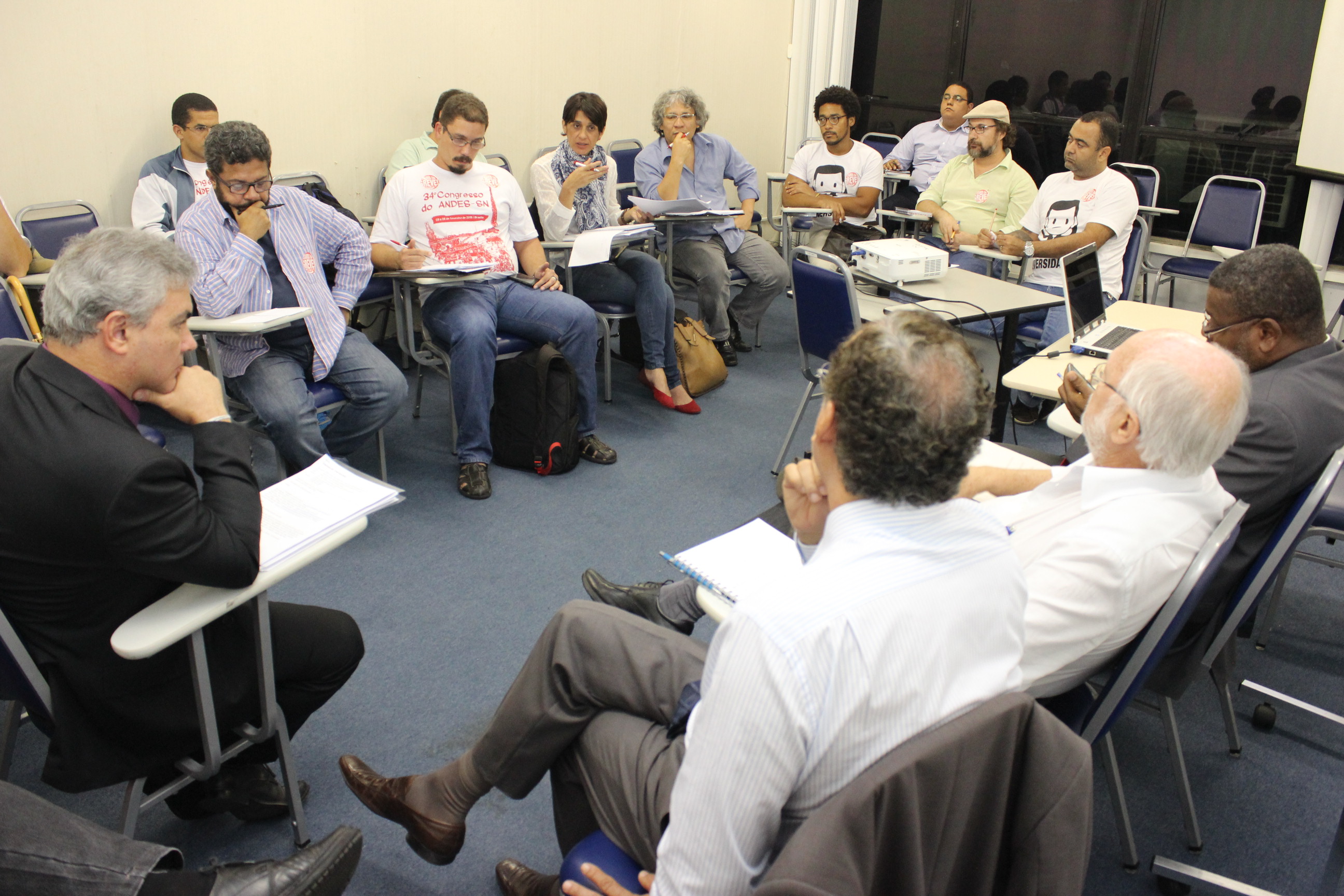 Pressionado por mobilizações, governo apresenta encaminhamentos para a contraproposta