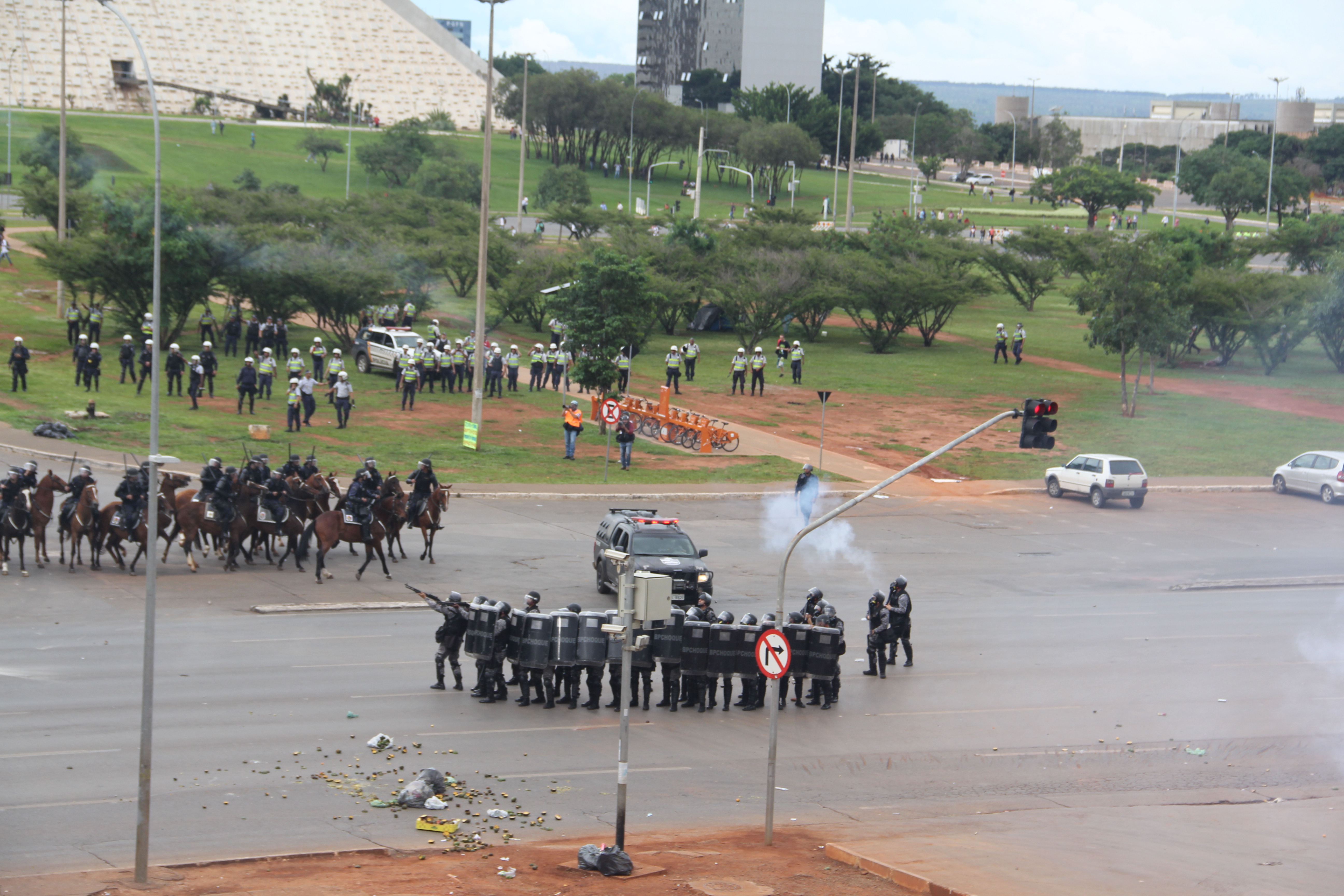 População resiste e PEC 55 é aprovada com forte repressão policial