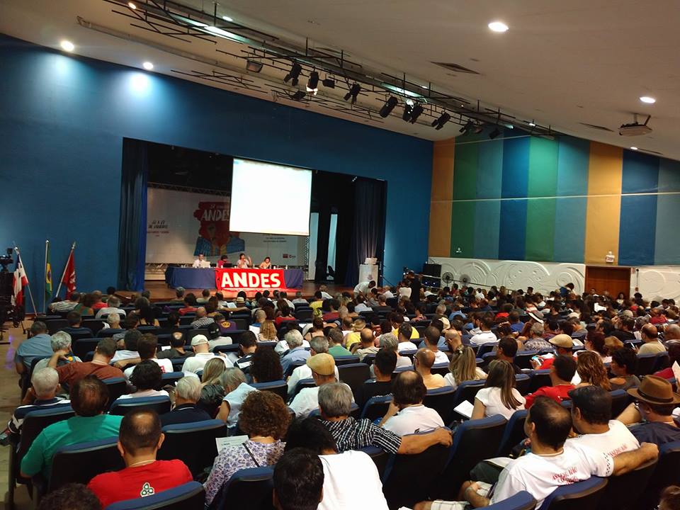 Docentes debatem conjuntura e aprovam centralidade da luta para 2018
