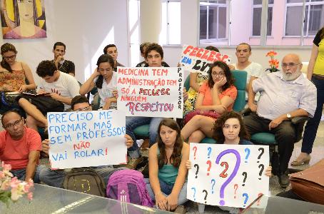 Movimento ocupa reitoria da Uece e cobra concurso para docentes nos campi do interior