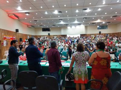 Funcionária do ANDES-SN, Fátima é homenageada na abertura do Conad