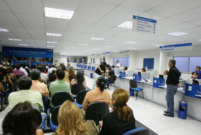 Mais exploração: sem concursos públicos, Temer quer impor banco de horas e sobreaviso a servidores