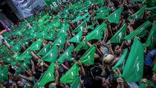 Mulheres têm vitória histórica na Argentina com aprovação do direito ao aborto na Câmara