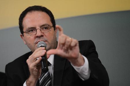 Novo ministro da Fazenda defende reduzir ainda mais direitos de trabalhadores