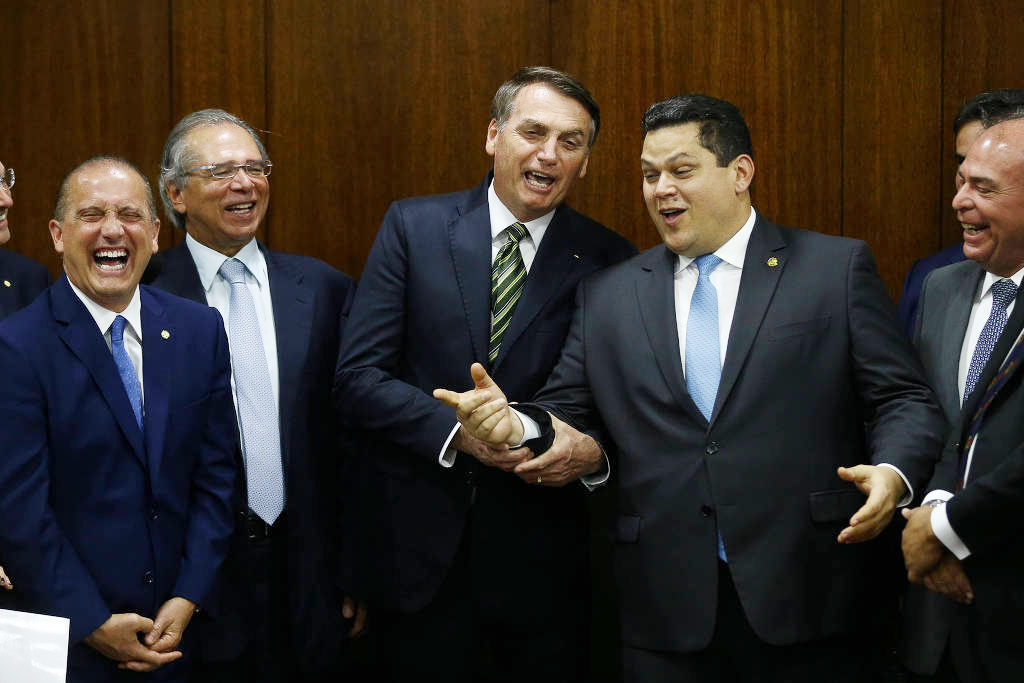 Bolsonaro e Guedes apresentam pacote de maldades com ataques à saúde, educação e serviços públicos