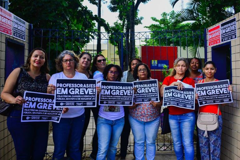 Em Recife (PE), greve dos professores começa forte e se soma às mobilizações em MG, PA, RN, RJ, AM e SC
