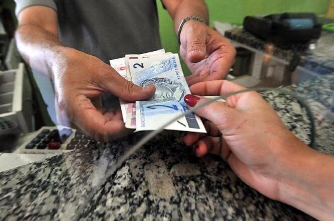 Número de trabalhadores que vivem com um salário mínimo cresce e chega a 27,3 milhões
