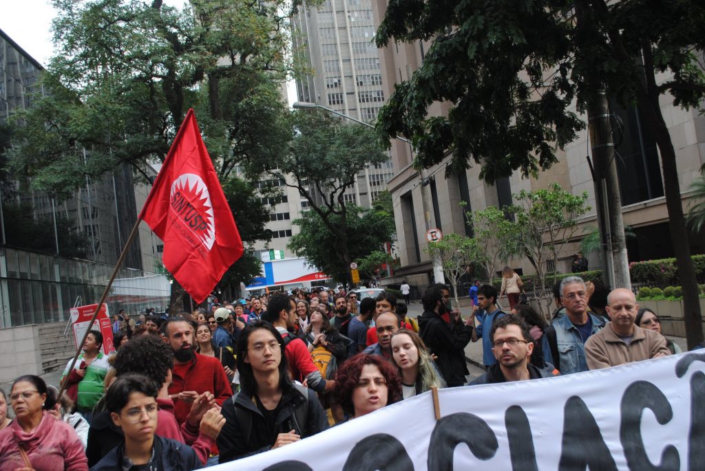 Trabalhadores da USP suspendem greve após aumento no salário e benefícios