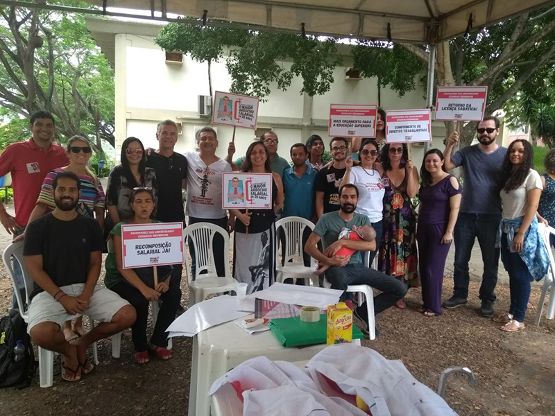 Professores da Uesb suspendem atividades e protestam contra o governo Rui Costa